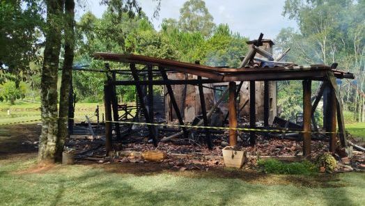 Incêndio destrói edificação de 75 m² no interior de município do Oeste