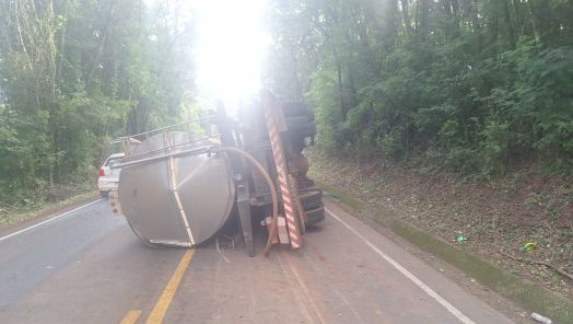 Caminhão sai da pista e tomba na SC-305, no Oeste 