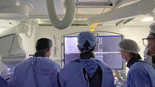 VÍDEO: o Hospital Regional São Paulo alcançou um marco histórico ao realizar o primeiro TAVI (Implante Percutâneo de Válvula Aórtica) pelo SUS no Grande Oeste catarinense