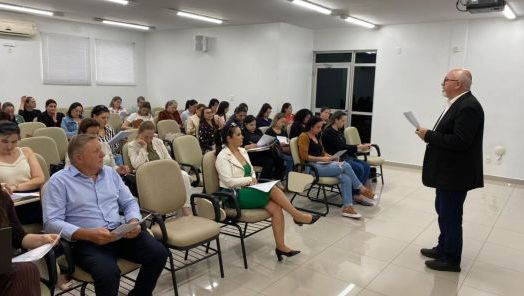 Capacitação em gestão educacional reúne municípios da região na sede da AMAI