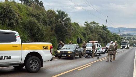 Dois homens são presos após furtar veículo e tentar fugir da polícia em rodovia 