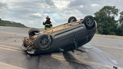 Bombeiros atendem capotamento de veículo na BR-153 em Irani