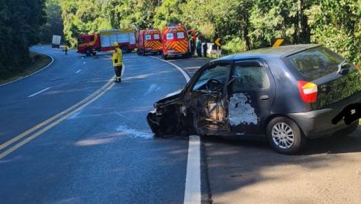 Colisão entre carro e caminhão deixa dois idosos feridos na BR-158, no Oeste