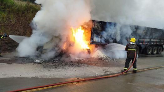 Carreta carregada com farinha de trigo pega fogo na SC-305, no Oeste