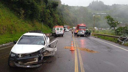 Colisão frontal deixa mulher encarcerada e dois feridos na SC-355, no Oeste