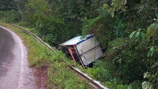 Caminhão sai da pista na SC-155, em Xanxerê