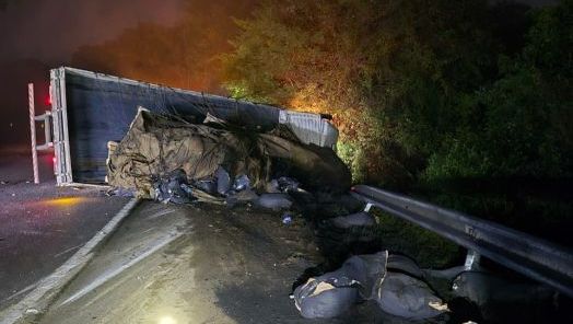 Caminhão tomba na BR-153 em Irani e motorista fica ferido