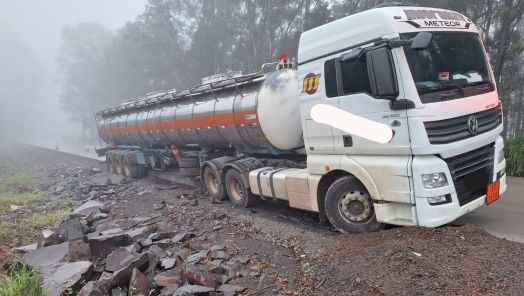 Caminhão sai da pista durante a madrugada na SC-305 em São Lourenço do Oeste