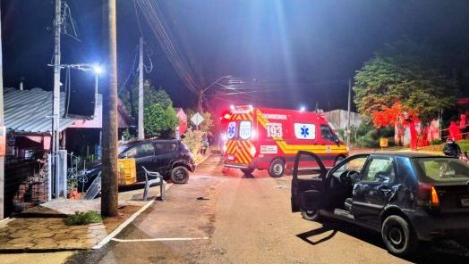 Motorista fica ferido após colisão seguida de capotamento no Oeste