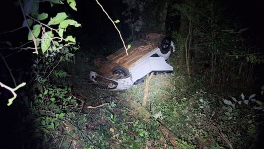 Motorista perde controle, sai da pista e capota veículo na SC-283 em Chapecó