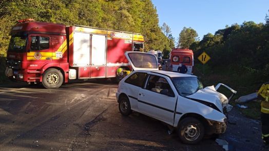 Colisão frontal entre carro e caminhão deixa dois feridos na BR-282 em Vargem Bonita