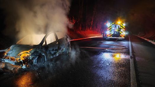 Carro pega fogo após colisão e interdita BR-282 em Chapecó