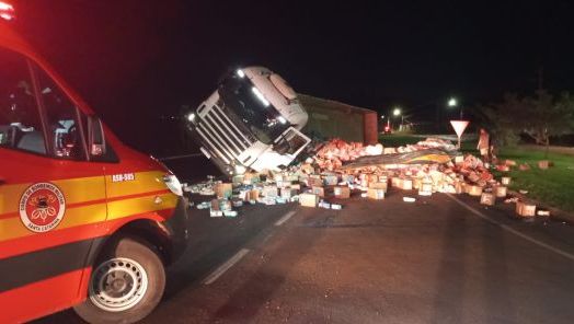 Carreta tomba na BR-282 no Oeste e deixa trânsito parcialmente bloqueado