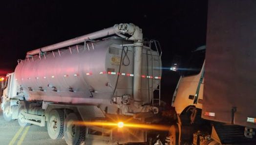 Colisão entre caminhão e carreta é registrada na SC-157 em São Lourenço do Oeste