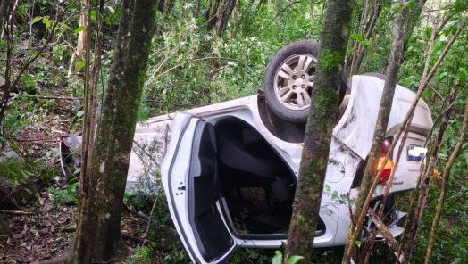 Motorista fica ferida após saída de pista seguida de capotamento na BR-158, no Oeste