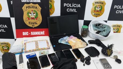 Jovem de 18 anos é presa por tráfico de drogas em Faxinal dos Guedes