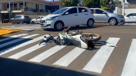 Motociclista fica ferido após colisão frontal com carro 