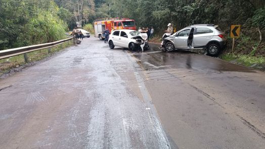 Colisão entre carros deixa dois homens feridos na SC-283 no Oeste