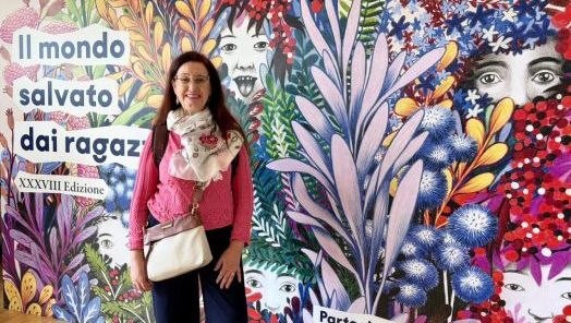 Professora xanxerense recebe prêmio na Feira Internacional do Livro de Turim, na Itália 