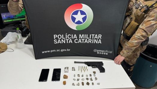 PM prende dupla por tráfico de drogas e apreende arma sem numeração em Chapecó