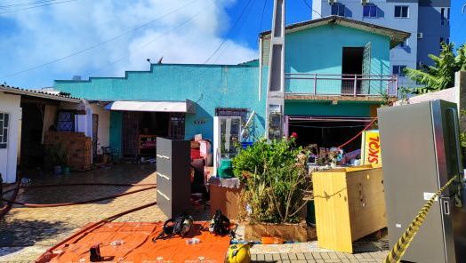 Incêndio atinge residência, kitnets e mercearia em Chapecó