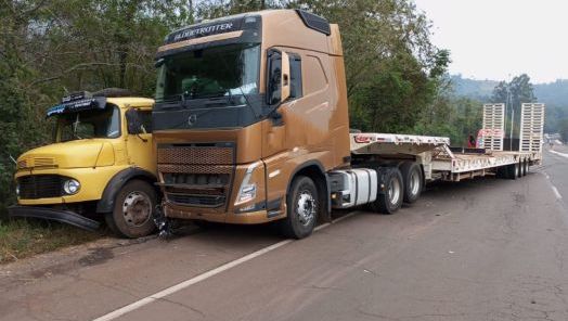 Colisão entre carreta, caminhão e carro deixa dois feridos na BR-158, no Oeste 