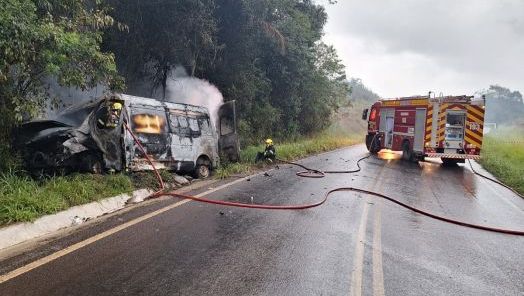 Ambulância pega fogo após colisão lateral na SC-480 em Ipuaçu