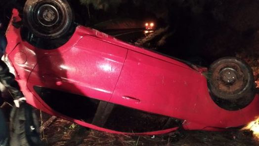 Veículo sai da pista e capota na BR-282 em Ponte Serrada, na sexta-feira (22)