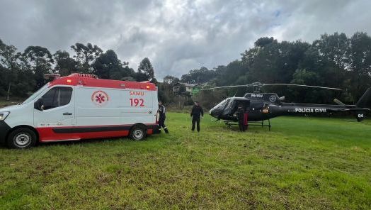 Paciente com fratura exposta é transferido de helicóptero após acidente de trabalho em Ponte Serrada