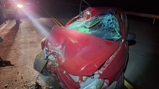 Motorista fica ferido após colisão contra carreta parada em São Lourenço do Oeste