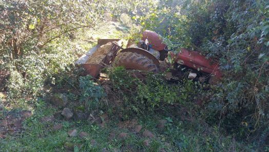 Homem fica ferido após ser atropelado por trator no interior de município do Oeste