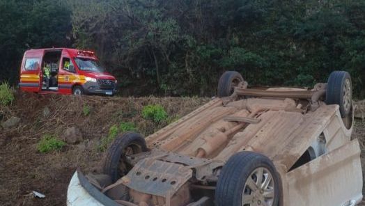 Motorista perde controle do carro e capota na SC-163 no Oeste