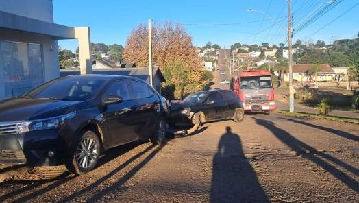 Motorista fica ferida após colisão contra carro estacionado no Oeste
