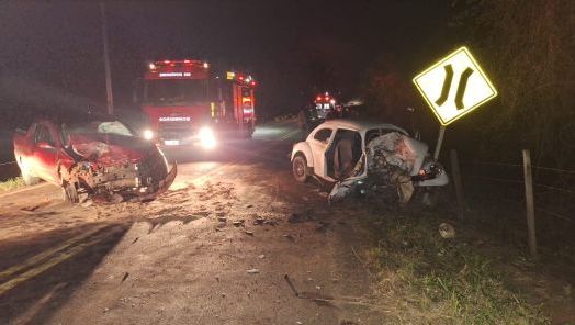 Colisão frontal entre Fusca e Strada deixa homem, mulher e criança gravemente feridos na SC-156, em Entre Rios