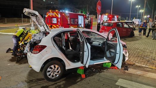Colisão entre três veículos mobiliza bombeiros e deixa feridos em Chapecó