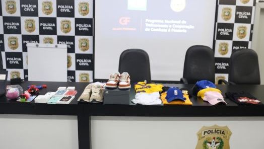 Operação apreende produtos eletrônicos falsificados em estabelecimentos de Chapecó