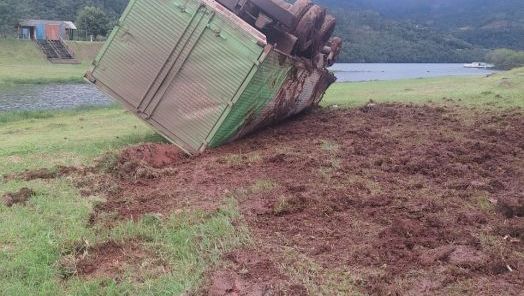 VÍDEO: falha nos freios provoca saída de pista e capotamento de caminhão em Chapecó