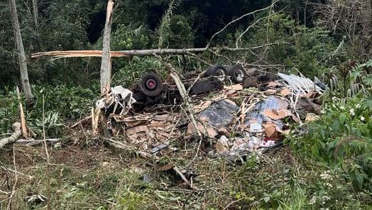 Caminhoneiro morre após saída de pista e tombamento no Contorno Viário de Seara