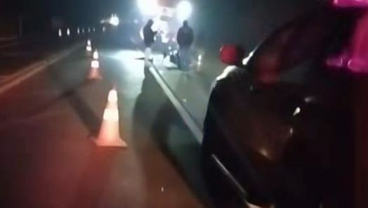 O motociclista foi atropelado por uma carreta com placas de Guaraciaba (Foto: Novais/PRF)