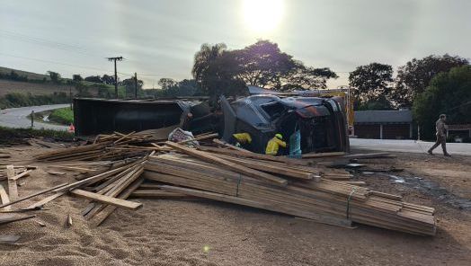 Motorista fica preso às ferragens após tombamento de caminhão na SC-160, no Oeste