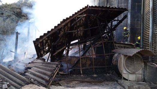 Incêndio atinge estrutura anexa a silos no Meio-Oeste e mobiliza bombeiros, Defesa Civil e Polícia Militar