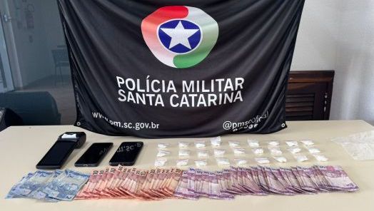 Homem é preso por tráfico de drogas após polícia encontrar cocaína escondida em veículo em Concórdia