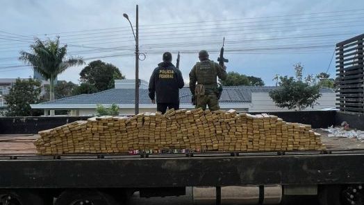 Polícia Federal apreende caminhão com 5,5 toneladas de maconha na fronteira