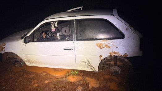 Carro furtado é encontrado abandonado e sem rodas às margens da SC-154 em Passos Maia