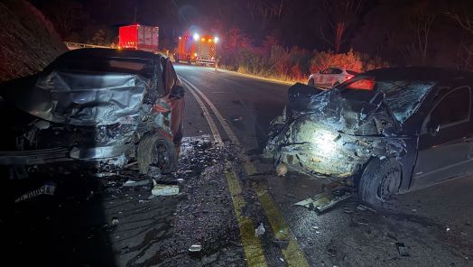 Colisão entre dois carros deixa quatro feridos em Vargem Bonita