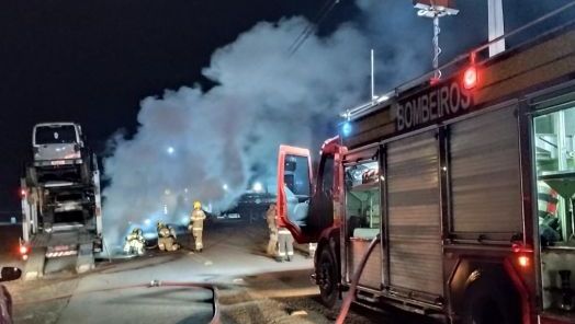 Incêndio atinge carreta cegonha na BR-282 em Xanxerê
