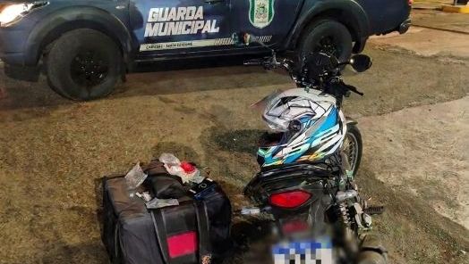 Guarda Municipal apreende drogas e conduz suspeito por tráfico durante fiscalização em Chapecó