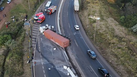 VÍDEO: carreta tomba na BR-282, próximo ao viaduto, em Xanxerê