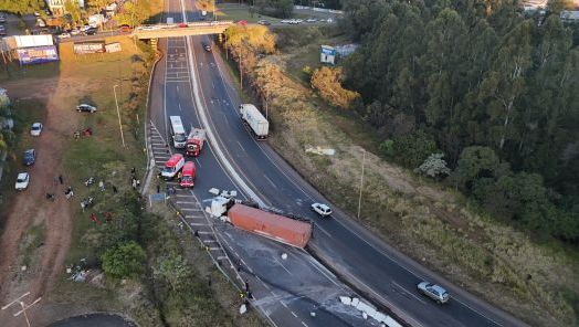 VÍDEO: imagens aéreas mostram dimensão de tombamento de carreta na BR-282 em Xanxerê