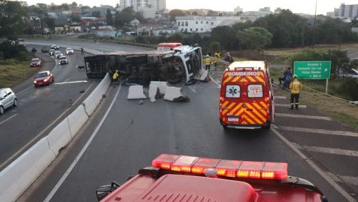 Condutor de carreta que tombou na curva do viaduto, em Xanxerê, sofreu escoriações